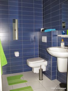 Douche en toilet van slaapkamer 2