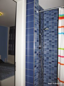 Douche en toilet van slaapkamer 2